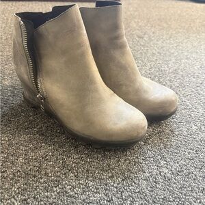 Sorel Joan of Arctic wedge II Gray Ankle Booties